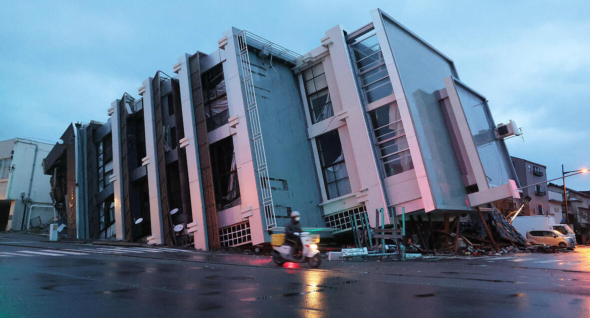 פוטו רעידת אדמה יפן בניין בעיר וואג'ימה 