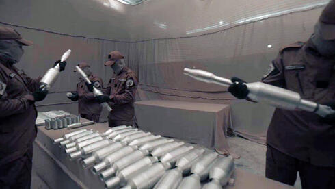 מחבלי חמאס מרכיבים רקטות RPG עם ראש כפול, צילום: תיעוד חמאס