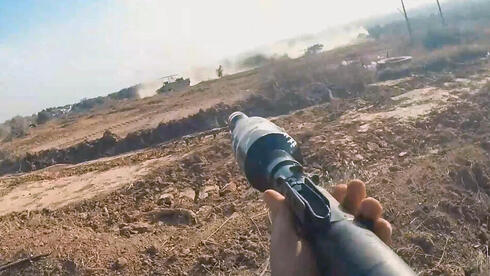 מחבל חמאס מכוון RPG על נגמ"ש ישראלי ברצועה, צילום: תיעוד חמאס