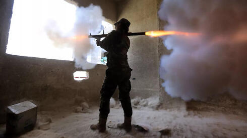 ירי RPG מתוך מבנה בסוריה, במהלך מלחמת האזרחים במדינה, צילום: AFP