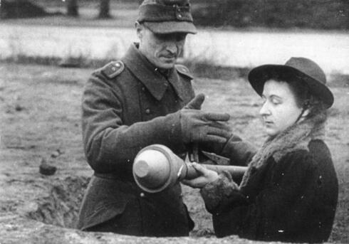 חייל גרמני מראה לגברת איך משתמשים בפנצרפאוסט, צילום: Bundesarchiv Bild