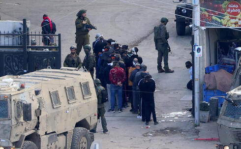 מעצרים של פלסטינים בנור א-שמס, אתמול, צילום: EPA/ALAA BADARNEH