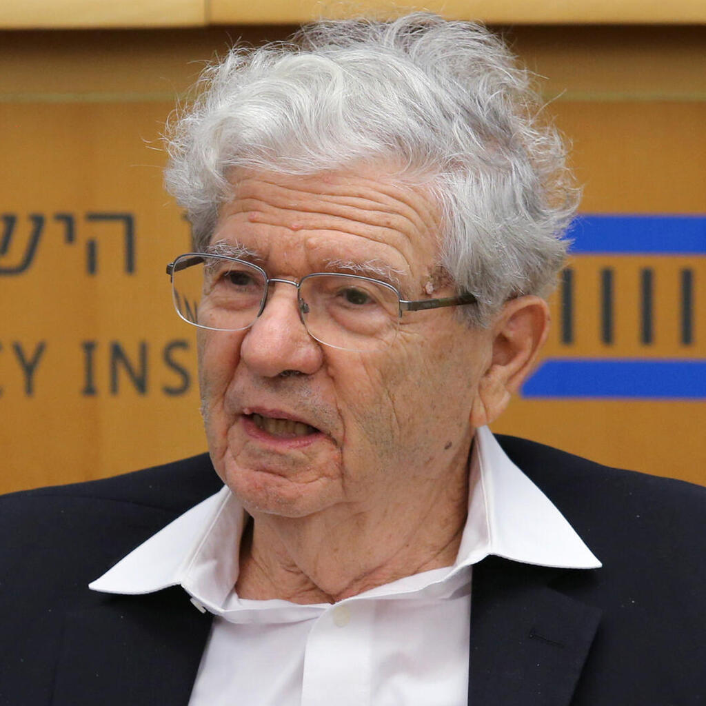 אהרן ברק. סבר שלנפגעות יש רשות לערער על העונש (צילום: אלכס קולומויסקי) אהרן ברק נשיא בית ה משפט ה עליון ב דימוס אהרון ברק