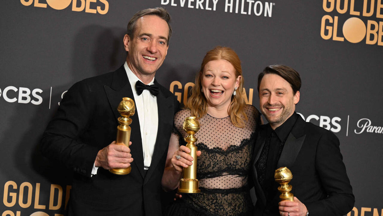 פנאי מימין לשמאל שחקני "יורשים" קיירן קלקין  שרה סנוק ו מתיו מקפידן עם פרסי גלובוס הזהב.