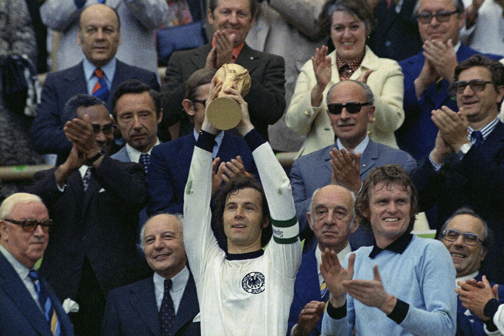 הכדורגלן פרנץ בקנבאואר מניף את גביע העולם מינכן 1974