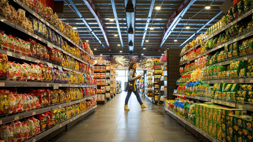 מדפים בסופר. "בשוק המזון שלושה ספקים בלבד שולטים ב־85% מנתח השוק ב־20 קטגוריות שונות" (צילום: מיקי נעם אלון) רשת מזון סופר סופרמרקט מוצרי מדף