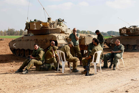 חיילי מילואים בגבול עזה, צילום: Menahem Kahana / AFP