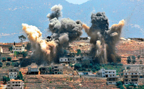 הפצצה נרחבת בדרום לבנון, צילום: אי-פי
