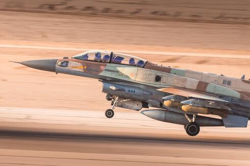 מטוס F16 עם פצצות שימוש כללי, שאינן מונחות, צילום: חיל האוויר