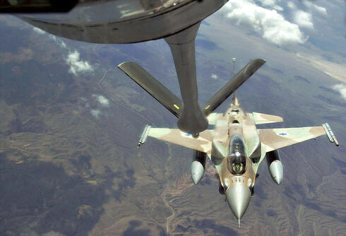 מטוס F16 ישראלי מתודלק ממטוס אמריקאי בתרגיל, צילום: USAF