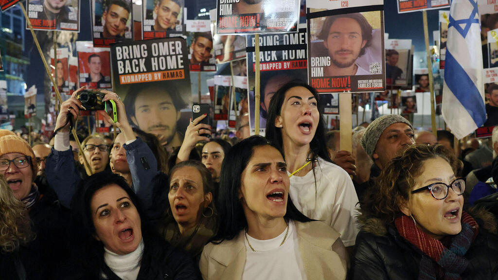 משפחות החטופים מעבירות את הלילה מול בית רה&quot;מ בקיסריה; אזעקות שווא בחיפה