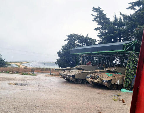 טנקים בכניסה לכרם של הרי גליל, צילום: ברק וסטריש