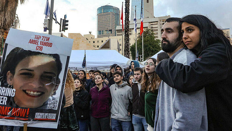 100 ימים למלחמה בעזה. אנשים נאספים בתל אביב לציון מאה ימים