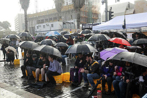 100 ימים למלחמה בעזה. אנשים נאספים בתל אביב לציון מאה ימים לשבעה באוקטובר, צילום: גיל כהן-מגן / AFP