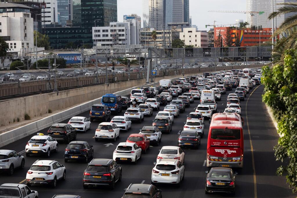 פקק תנועה מכוניות נתיבי איילון תל אביב