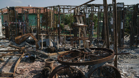 בית שנשרף בנתיב העשרה, צילום: AP/Leo Correa