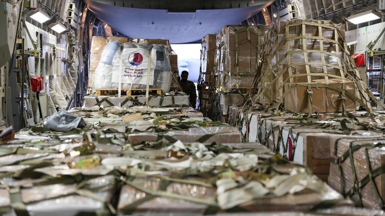 משלוח של התרופות מטוסי הסיוע הקטארי באל עריש  מטוסים מטוס קטארי משרד החוץ פירסם מפרסם שני שניים הטוסים נחתו הגיעו אל עריש סיני 61 טון סיוע מזון 