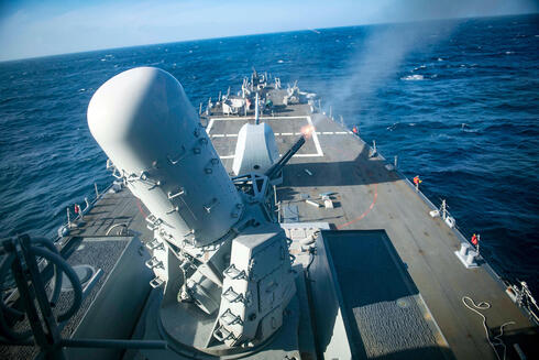 תותח וולקן פלנקס יורה מעל סיפונה של אוניה אמריקאית, צילום: USN