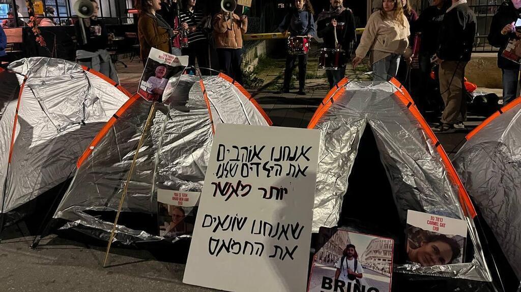 אוהלים שהקימו משפחות החטופים חטופים מול ביתו של ראש הממשלה בנימין נתניהו ברחוב עזה בירושלים 21.1.24