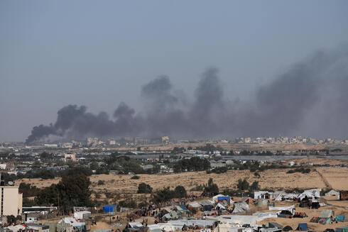 עשן מיתמר מהתקיפות בחאן יונס, צילום: REUTERS/Ibraheem Abu Mustafa