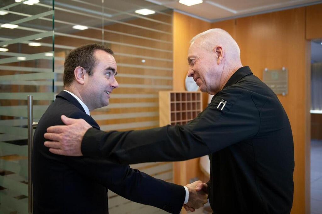 שר הביטחון יואב גלנט בלשכתו בקריה עם שר ההגנה הצרפתי סבסטיאן לקורנו 22.1.24 מלחמת עזה