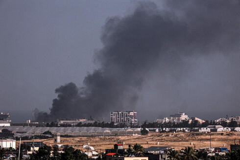 עשן מיתמר מחאן יונס, צילום: AFP