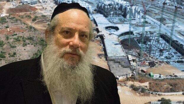 מ"מ ראש עיריית בני ברק, חנוך זייברט על רקע שכונת בני ברק צפון ותחילת העבודות על הגשר