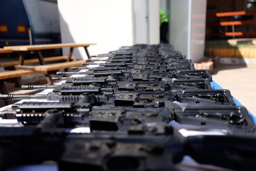 מערום נשקים נשק תת מקלע איי 16 מקוצר נשקים של ה משמר ה לאומי ב באר שבע