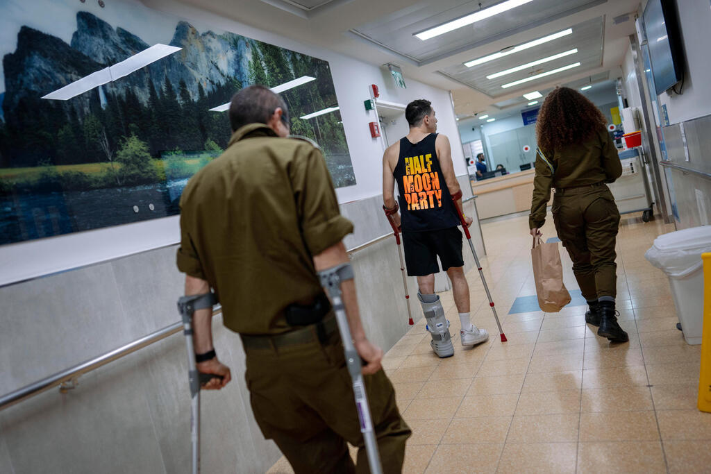 שיקום חיילים פצועים מלחמה עם חמאס הולכים בית החולים שיבא