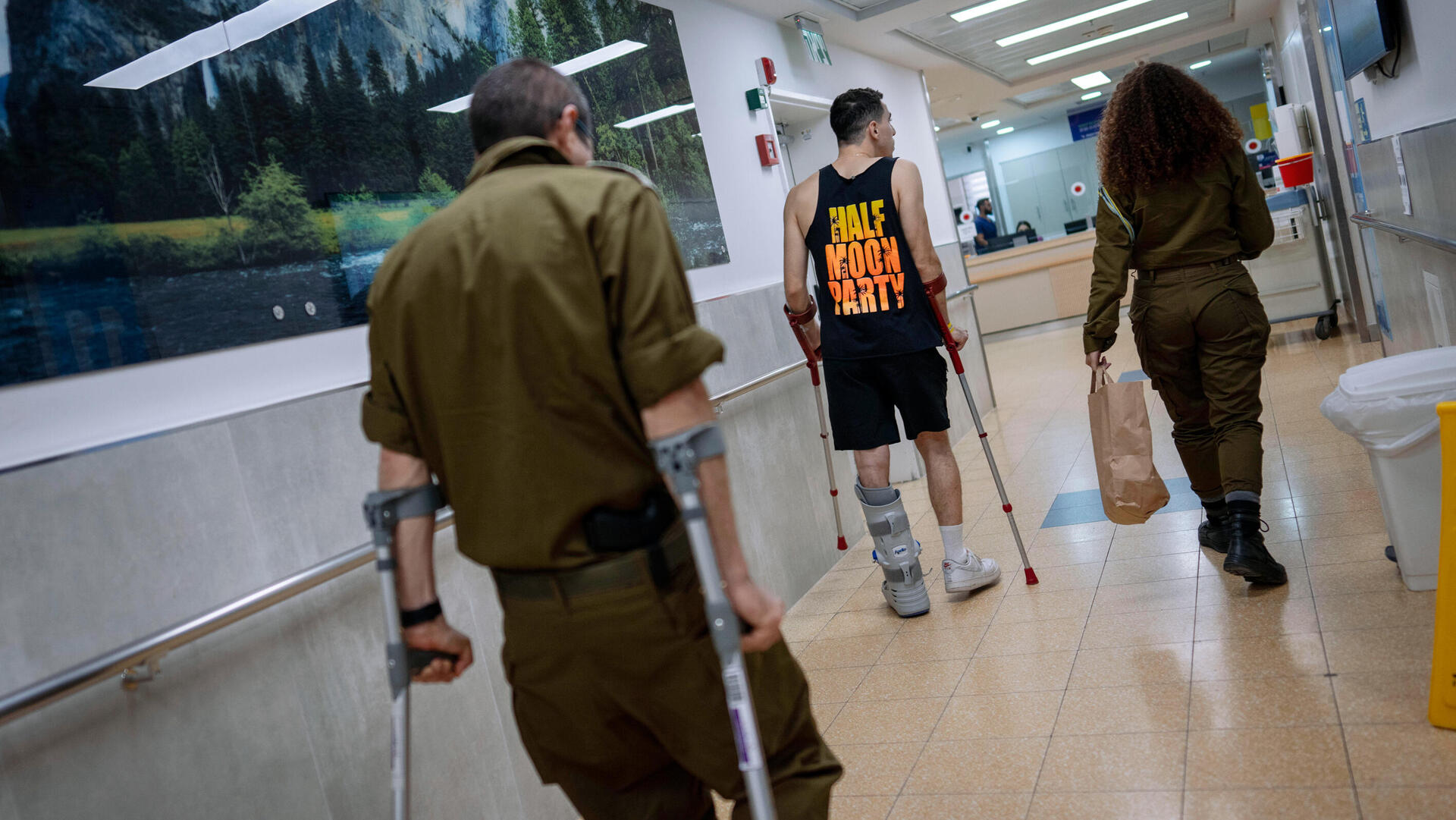 שיקום חיילים פצועים מלחמה עם חמאס הולכים בית החולים שיבא