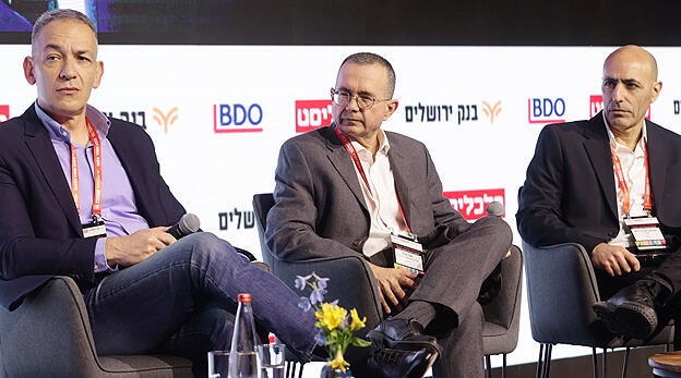 כנס פיננסים - פאנל נדל"ן מימין שמעון אבודרהם מנכ"ל אמות צבי שיף שותף וראש אשכול פיננסים BDO רון אבידן מנכ"ל אזורים ו נטע-לי בינשטוק כלכליסט וידאו
