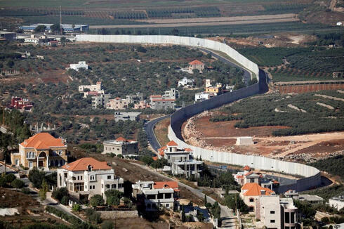גבול ישראל לבנון, עם מבנים מהצד הלבנוני שמשקיפים היטב על שטחנו, צילום: רויטרס