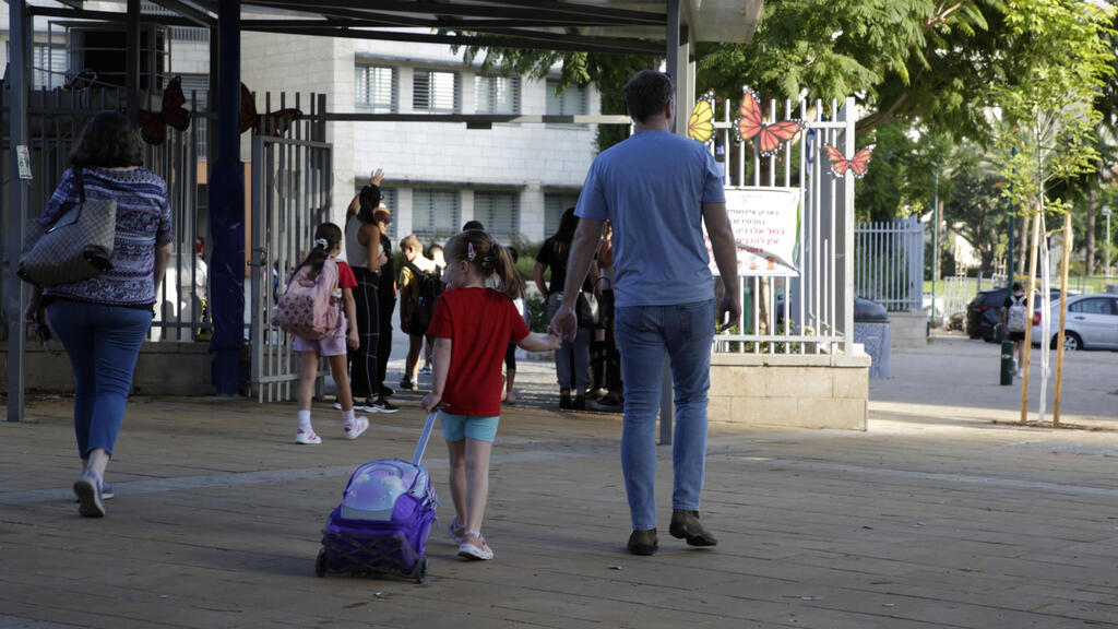 בית ספר בפתח תקווה (צילום: ריאן פרויס) אבא ובת ב כניסה ל בית ספר יסודי ב פתח תקווה 6.11.23