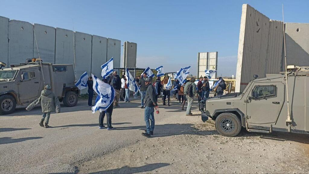 מפגינים חוסם את מעבר משאיות הסיוע ב כרם שלום רצועת עזה מלחמה בעזה 26.1.24