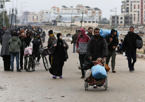 המוני מפונים עוזבים את חאן יונס, צילום: REUTERS/Ibraheem Abu Mustafa