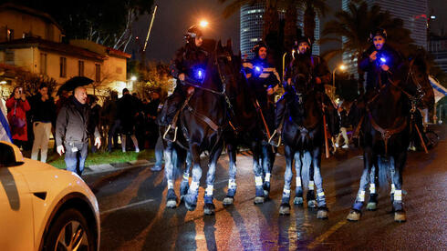 פרשים בהפגנה בתל אביב, צילום: REUTERS/Tyrone Siu