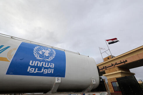 משאית של אונר"א במעבר רפיח (ארכיון), צילום: REUTERS/Amr Abdallah Dalsh/File Photo