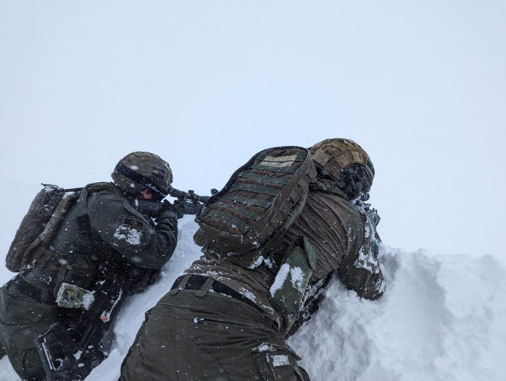 חיילים שוכבים ב שלג ב גבול הצפון לבנון חרמון מלחמת עזה 28.1.2024