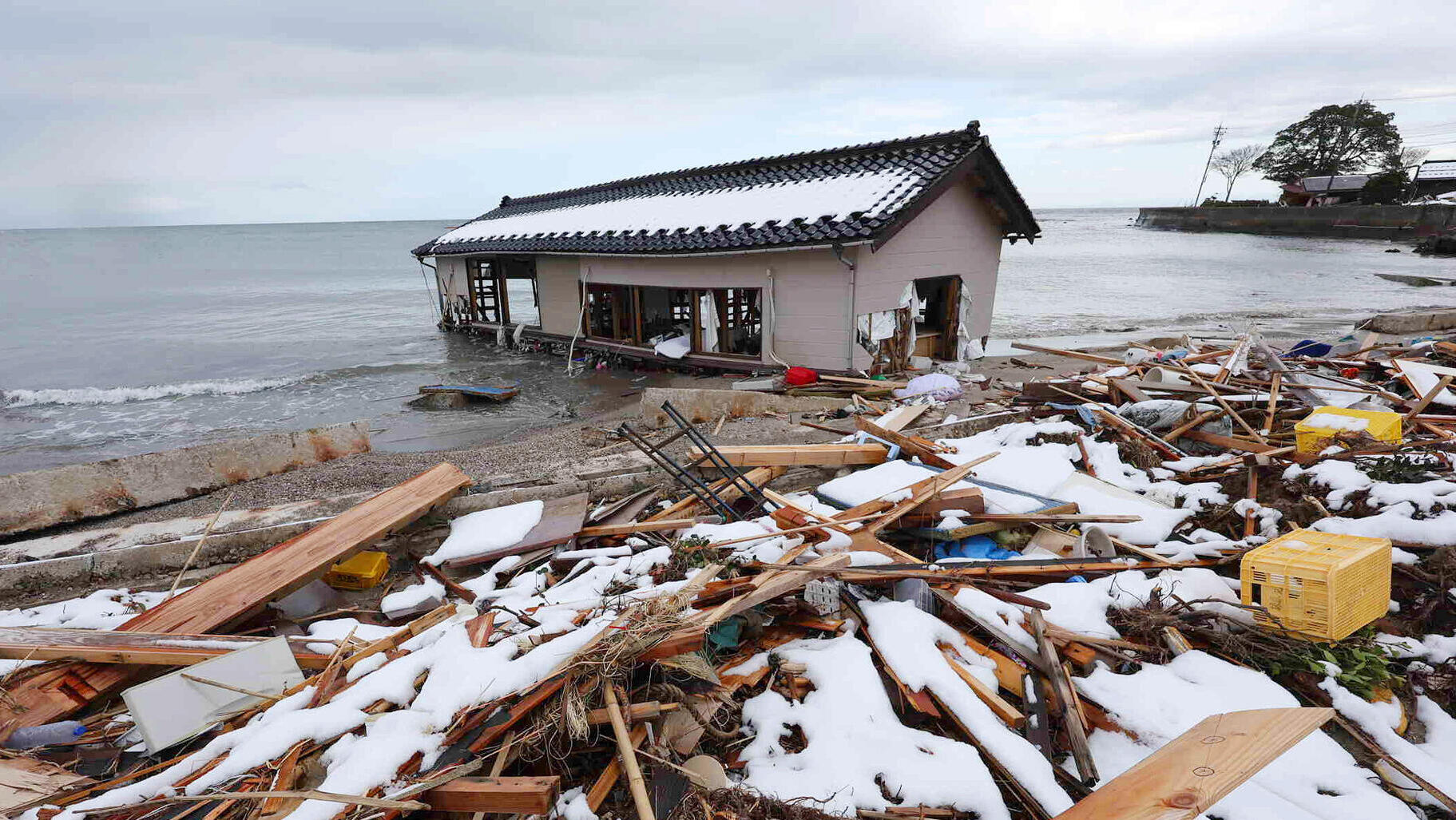 הרס ברצועת החוף בעקבות צונאמי בינואר 2024 בנוקו יפן