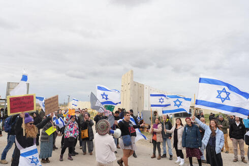 מפגינים חוסמים את מעבר כרם שלום, אתמול, צילום: תומר שונם הלוי