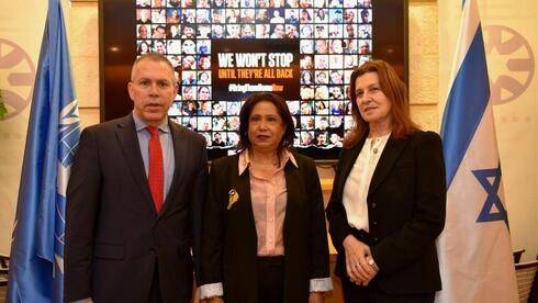שליחת האו"ם לנושאי אלימות מינית באזורי סכסוך פרמילה פאטן (במרכז) לצד השגריר באו"ם גלעד ארדן, צילום: יפית איליאגויאב, משרד החוץ