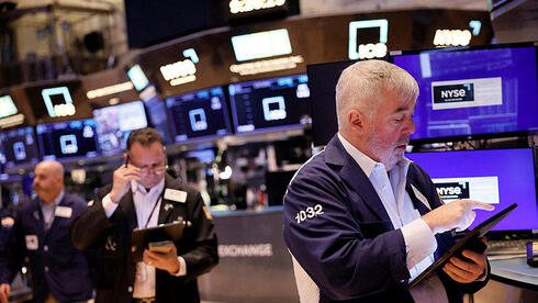 וול סטריט: S&P 500 ונאסד"ק טיפסו לשיא חדש; סטרטסיס צנחה ב-12%