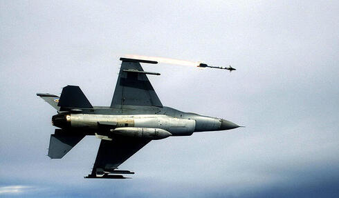 F16 יורה טיל קצר טווח, צילום: USAF