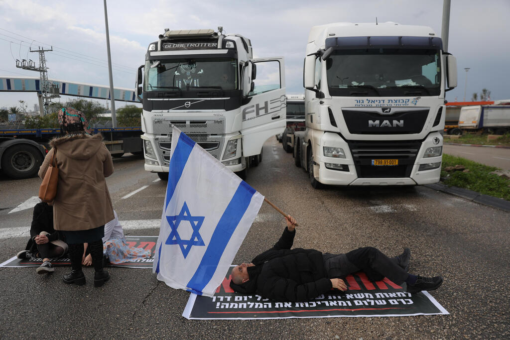 מפגינים חוסמים את משאיות הסיוע ל עזה בכניסה ל נמל אשדוד 1.2.24 מלחמת עזה