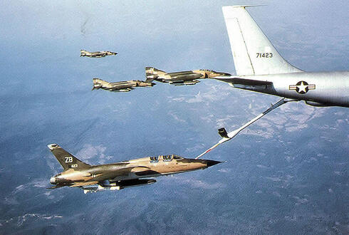 מטוס F105 (בחזית) ועמו פאנטומים, בתור לתדלוק אווירי, צילום: USAF