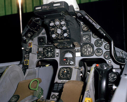 תא הטייס של ה-YF16, צילום: NARA