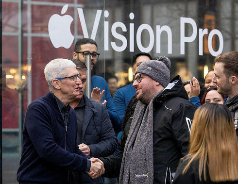 Apple CEO Tim Cook greets customers at Apple Store in NYC 