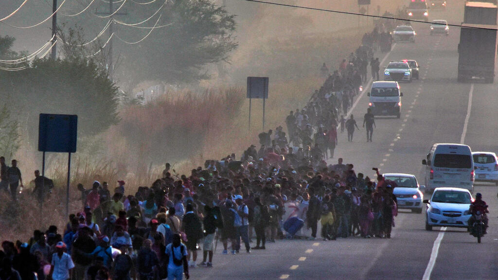 מהגרים לוקחים חלק בשיירה לעבר הגבול עם ארצות הברית בקהילת אריאגה, מדינת צ'יאפס, מקסיקו, ב-8 בינואר 2024