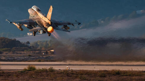 מטוס F16 ממריא עם בידונים ומארזי נורים, צילום:  חיל האוויר הישראלי