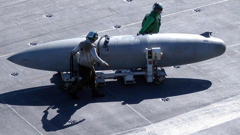 מיכל דלק נתיק על סיפון נושאת מטוסים אמריקאית, צילום:  USN
